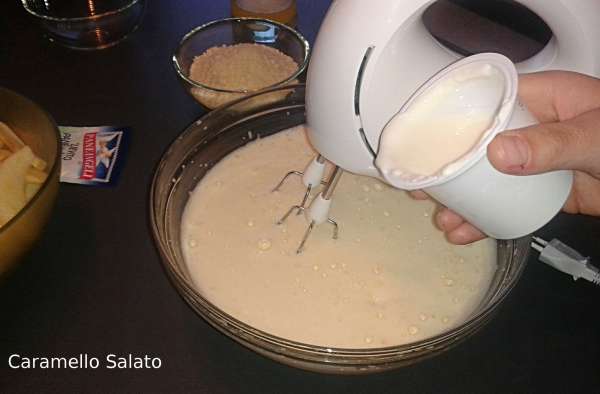 torta-di-mele-mandorle-e-yogurt-caramello-salato